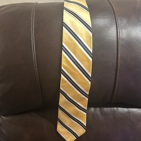 Slightly used Tommy Hilfiger tie on used on two occasions. - Picture 2 of 2